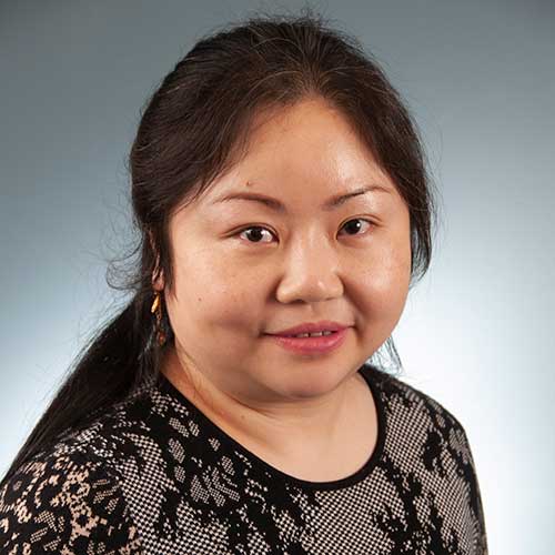 Linda Yueh smiling for the camera